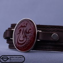 دستبند عقیق سرخ خطی -نقش علی ولی الله-قاب نقره دستساز -بند چرم طبیعی